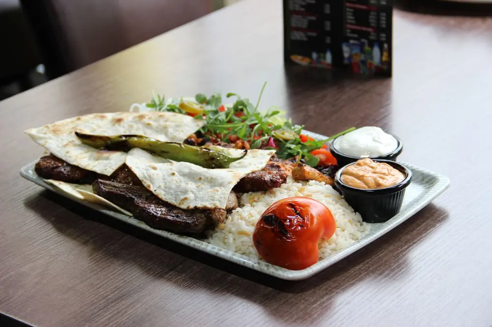 Gemischter Grillteller mit Lammkotelett, Fladenbrot, Reis und Saucen im Istanbul Restaurant Kaufbeuren