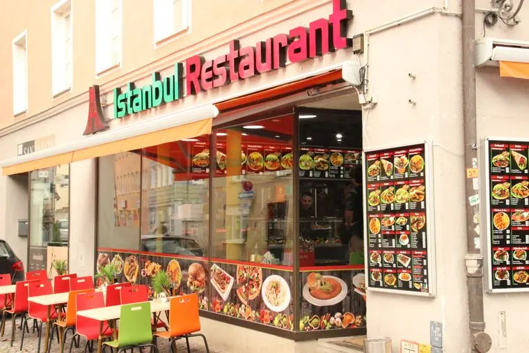 Außenansicht des Istanbul Restaurant mit Terrasse
