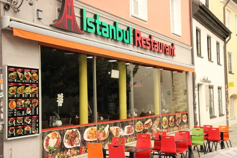Eingang und Terrasse des Istanbul Restaurant