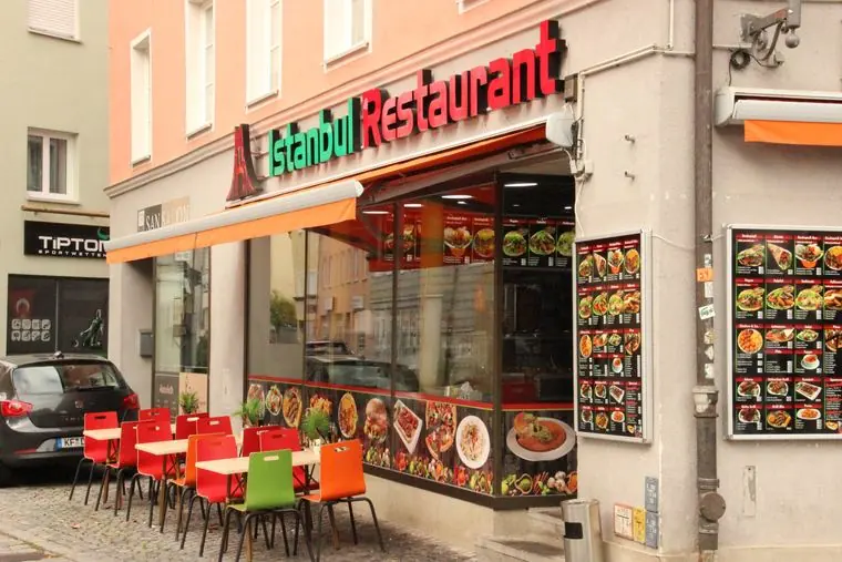 Terrasse vor dem Istanbul Restaurant