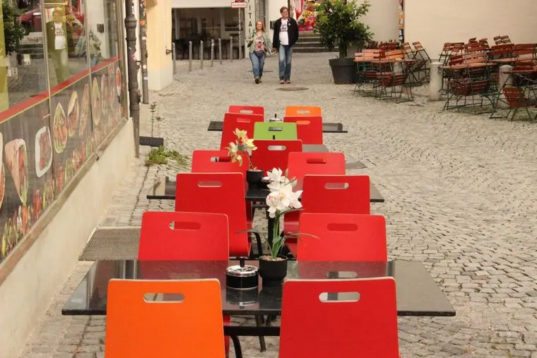 Terrasse mit Blick in die Altstadtgasse