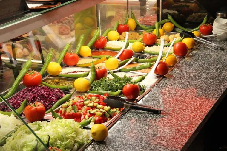 Frisches Salatbuffet mit Gemüse und Saucen