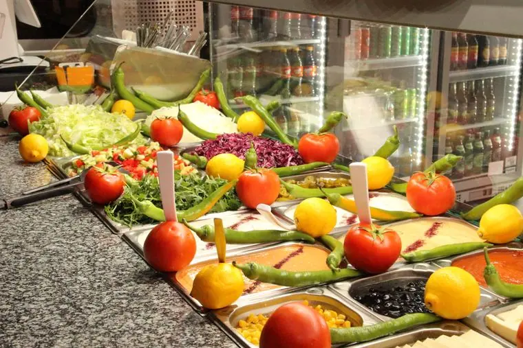 Frisches Salatbuffet mit Gemüse und Saucen