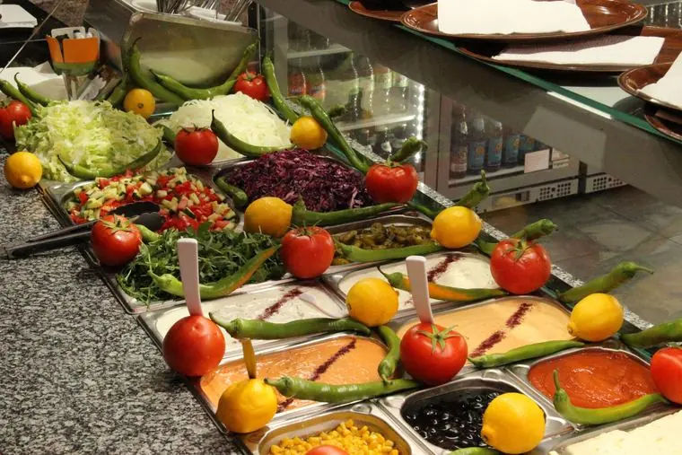 Frisches Salatbuffet mit Gemüse und Saucen