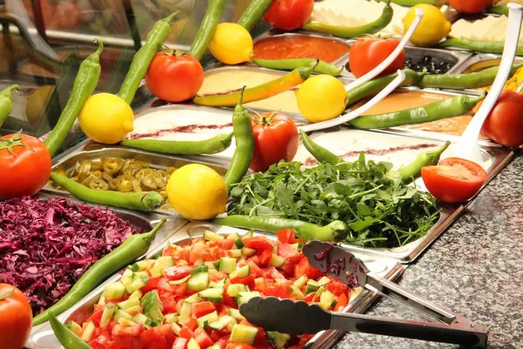 Frisches Salatbuffet mit Gemüse und Saucen