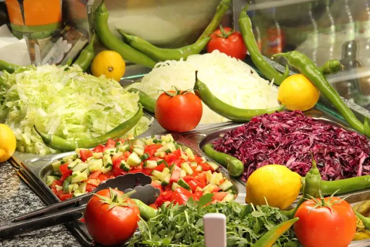 Frisches Salatbuffet mit Gemüse und Saucen