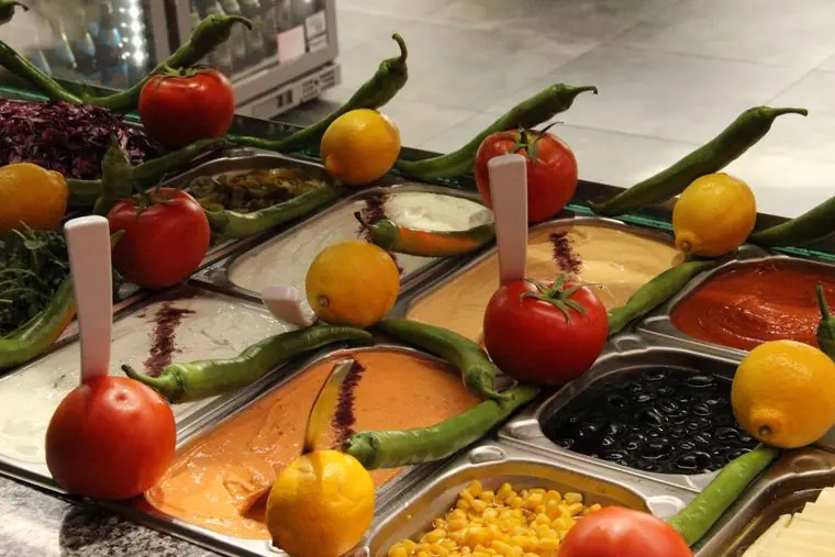 Frisches Salatbuffet mit Gemüse und Saucen