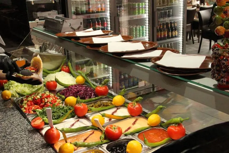 Salatbuffet mit Tellern an der Theke