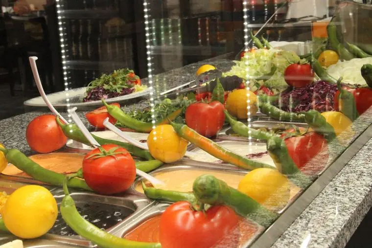 Frisches Salatbuffet mit Gemüse und Saucen