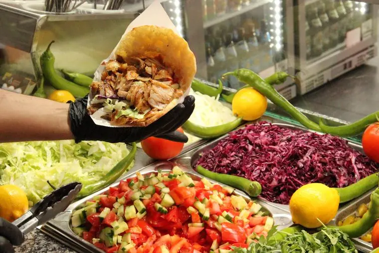Döner frisch am Salatbuffet angerichtet