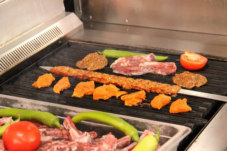 Adana-Spieß, Hähnchen und Lamm auf dem Grill