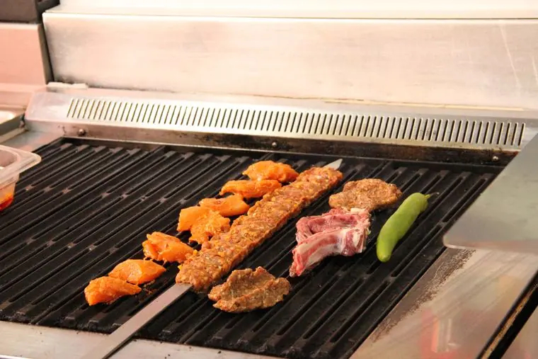 Spezialitäten vom Grill und Dönerspieß