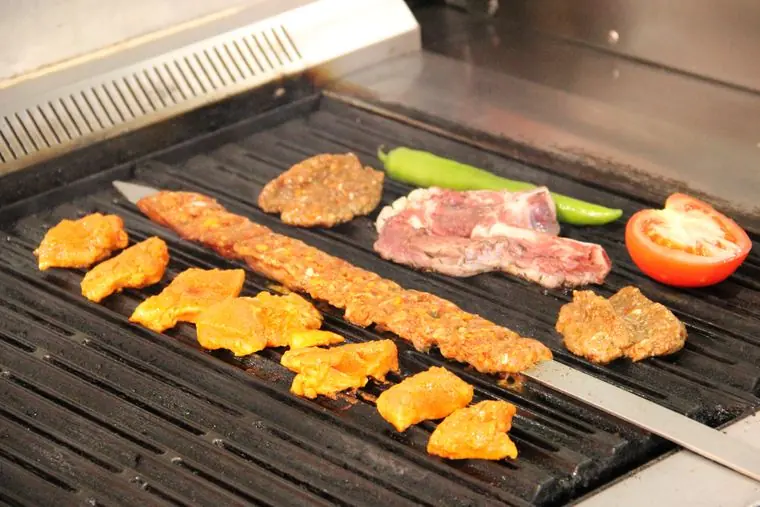 Spezialitäten vom Grill und Dönerspieß