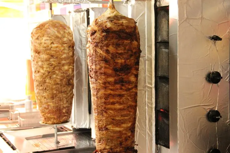 Dönerspieße mit Hähnchen- und Kalbfleisch