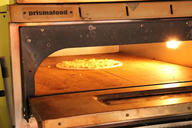 Pizza im Steinofen