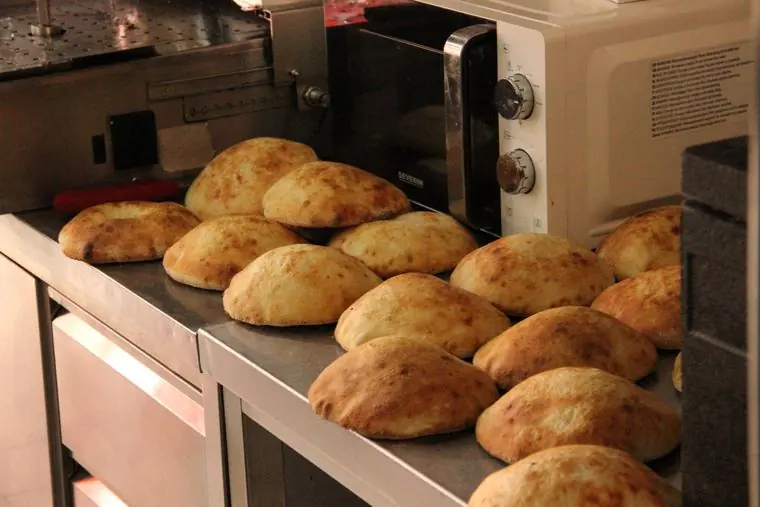 Pizza und Fladenbrot aus eigener Zubereitung