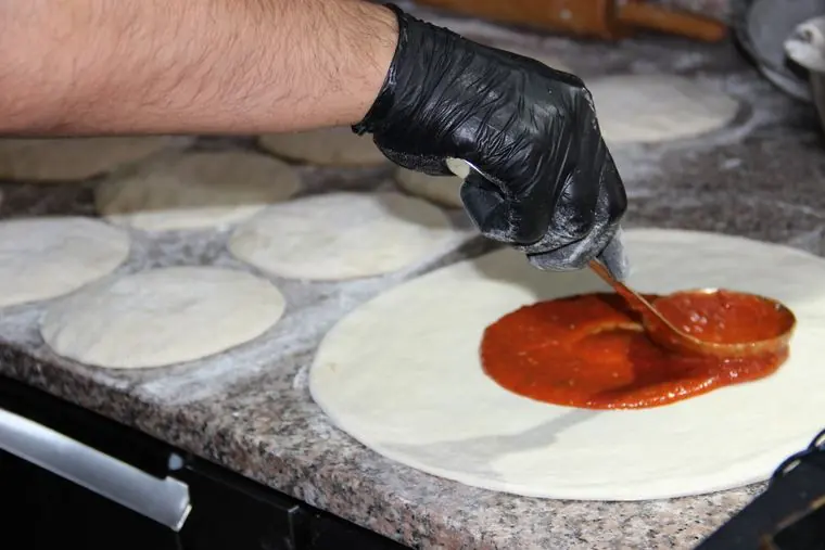 Pizza und Fladenbrot aus eigener Zubereitung