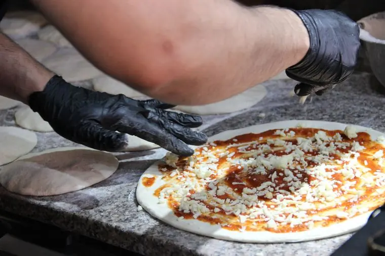 Pizza und Fladenbrot aus eigener Zubereitung