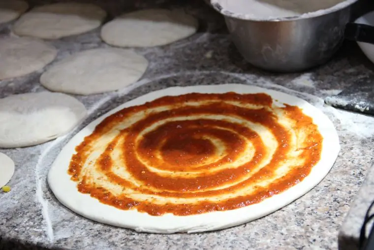 Pizza und Fladenbrot aus eigener Zubereitung