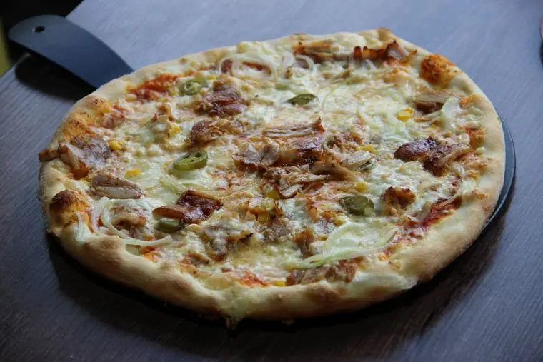 Pizza und Fladenbrot aus eigener Zubereitung