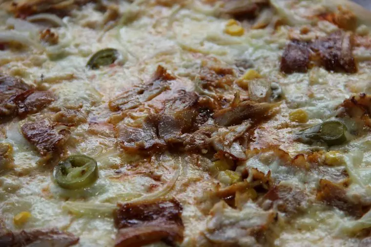 Pizza und Fladenbrot aus eigener Zubereitung