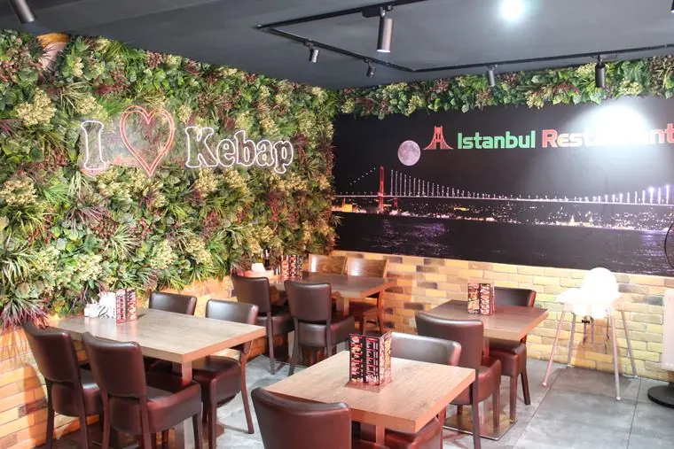 Gastraum mit „I love Kebap“-Wand und Bosporus-Motiv