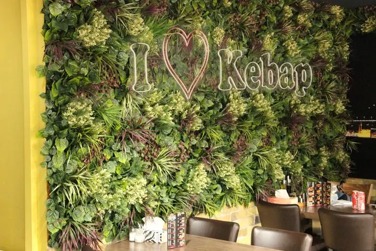 „I love Kebap“-Pflanzenwand