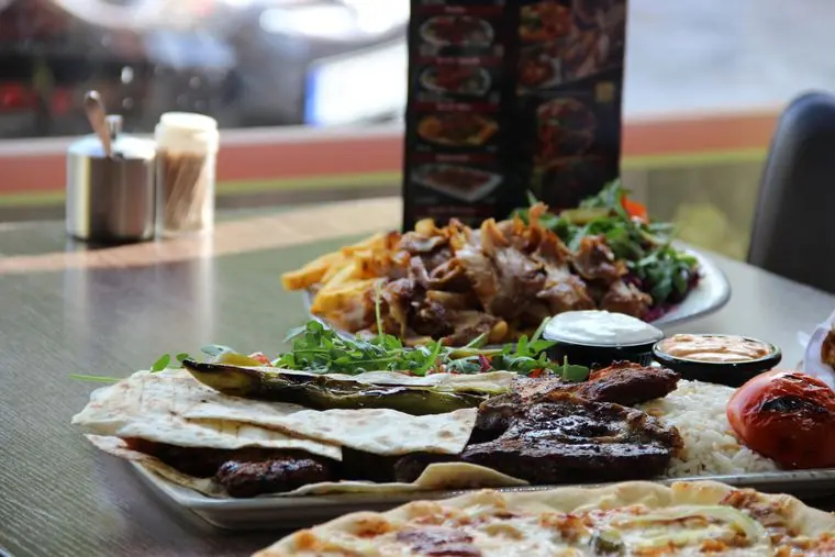 Gemischter Grillteller mit Döner und Pizza
