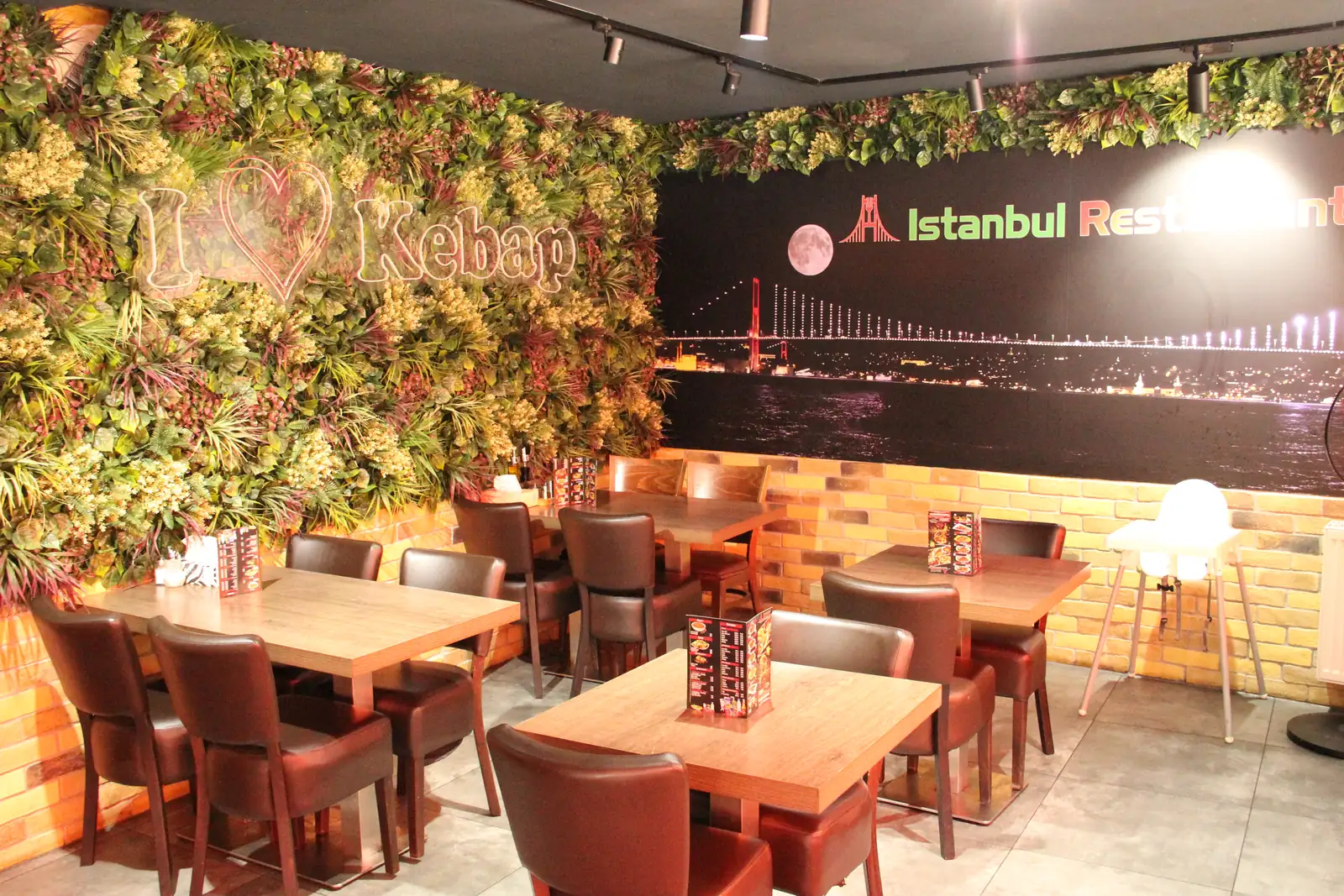 Gastraum des Istanbul Restaurant Kaufbeuren mit „I love Kebap“-Pflanzenwand und Bosporus-Motiv