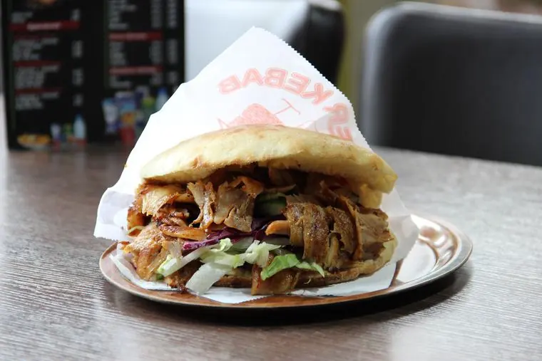Döner im Brot mit frischem Salat und Zwiebeln im Istanbul Restaurant Kaufbeuren