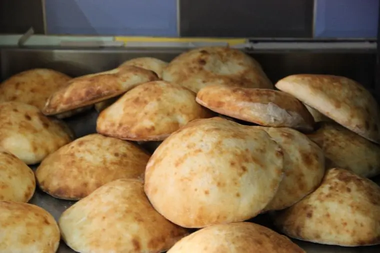 Frisch gebackenes Fladenbrot aus dem Steinofen