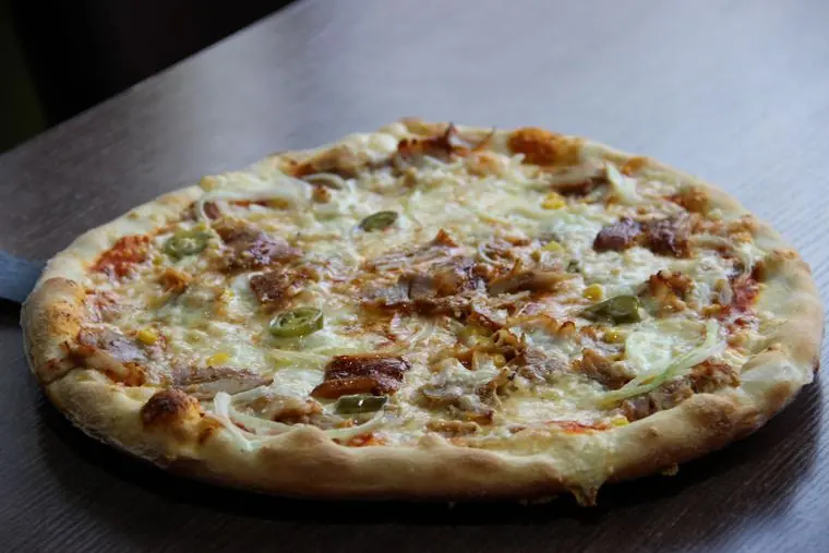 Pizza mit Dönerfleisch, Mais und Jalapeños im Istanbul Restaurant Kaufbeuren