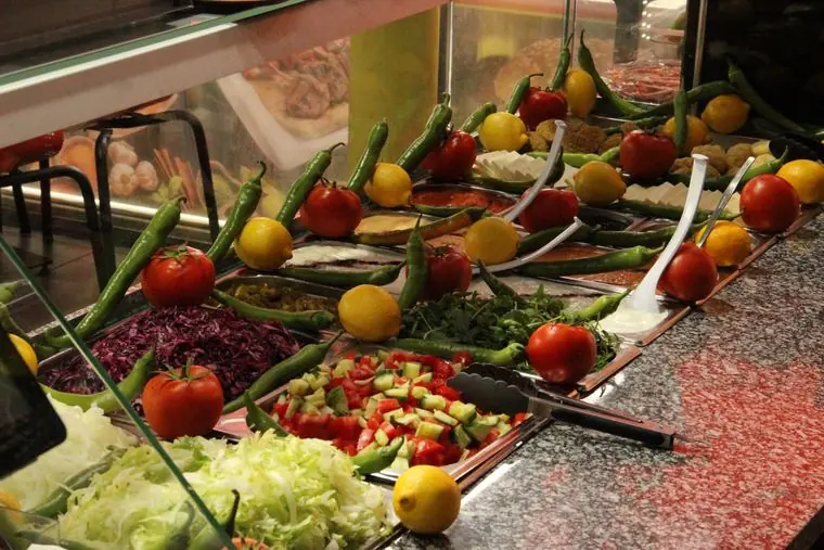 Frisches Salatbuffet mit Tomaten, Peperoni, Zitronen und Salaten im Istanbul Restaurant Kaufbeuren